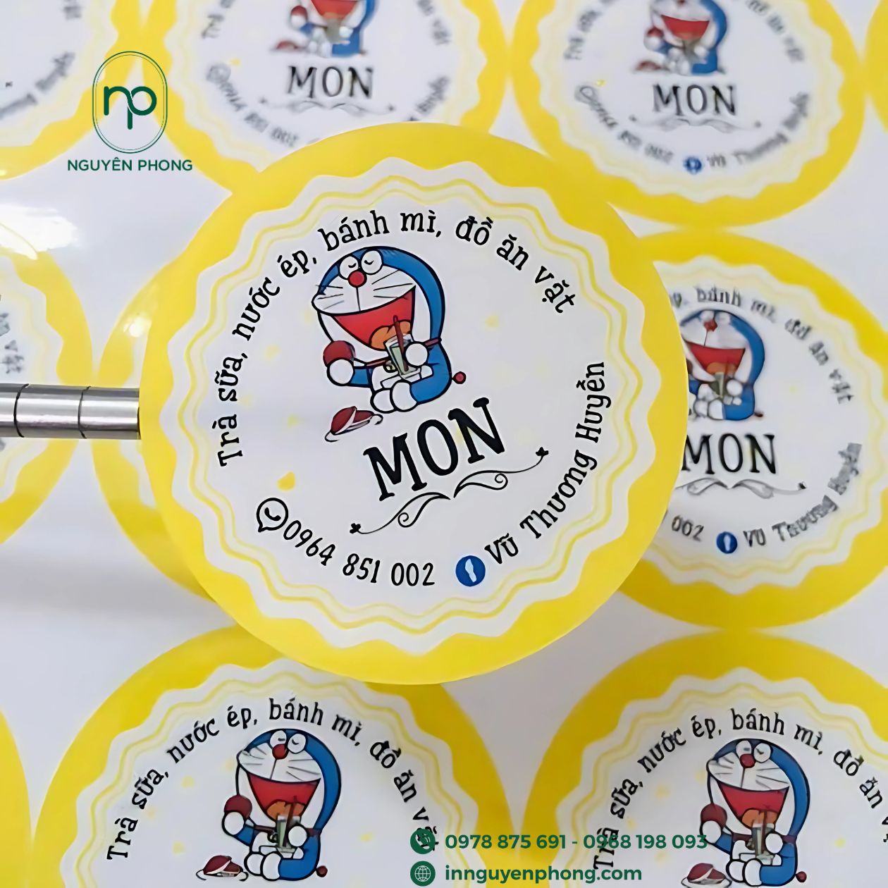 In logo lên tem dán ly